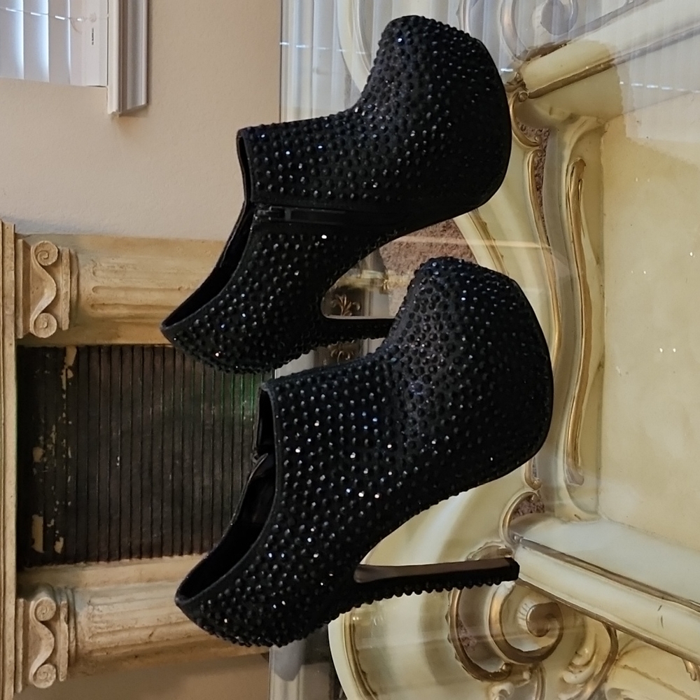 8 1/2 Bella stoned ankle boots. Black